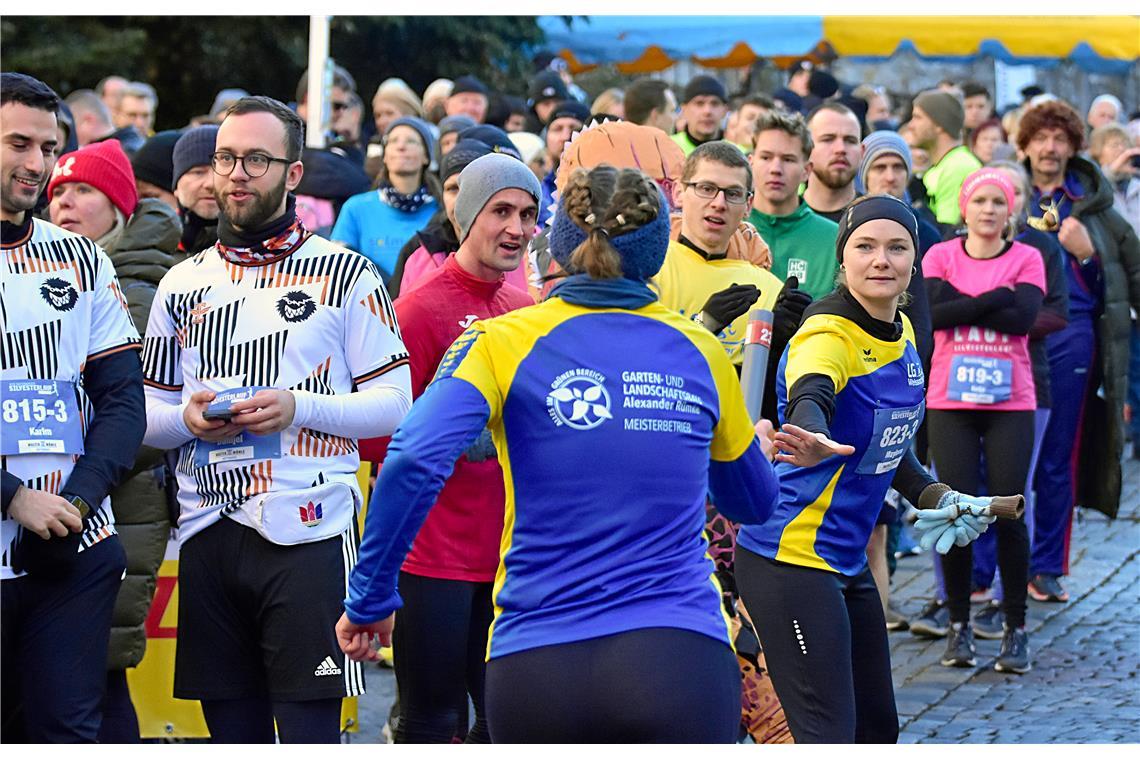 Übergabe des Staffelstabes bei der LG Weissach. Silvesterlauf 2024 in Backnang. ...