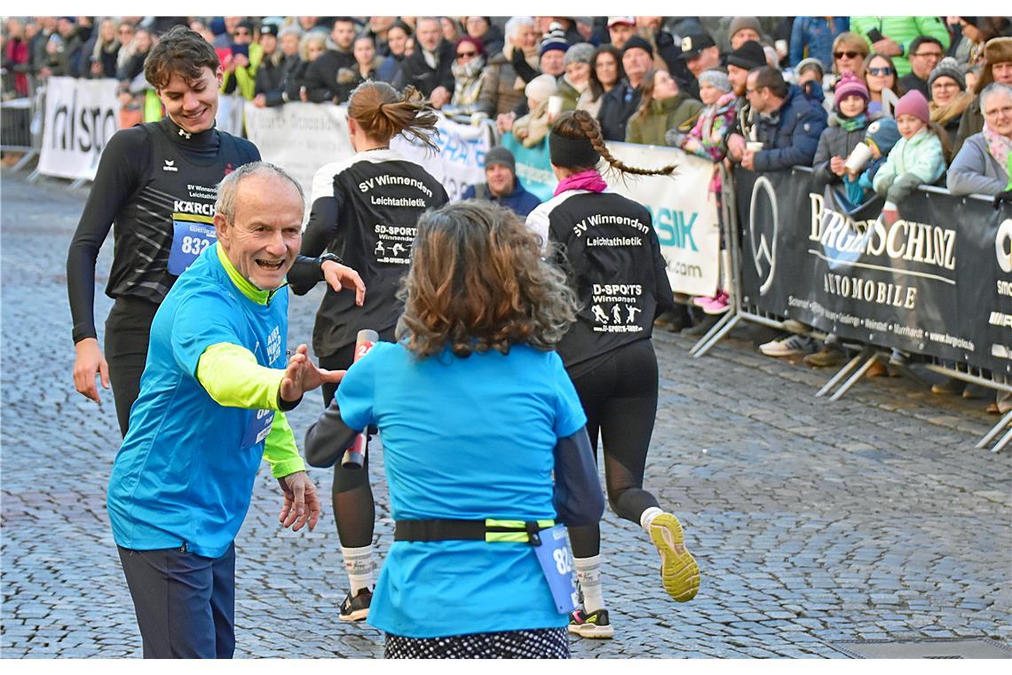 Übergabe des Staffelstabes. Silvesterlauf 2024 in Backnang. SP