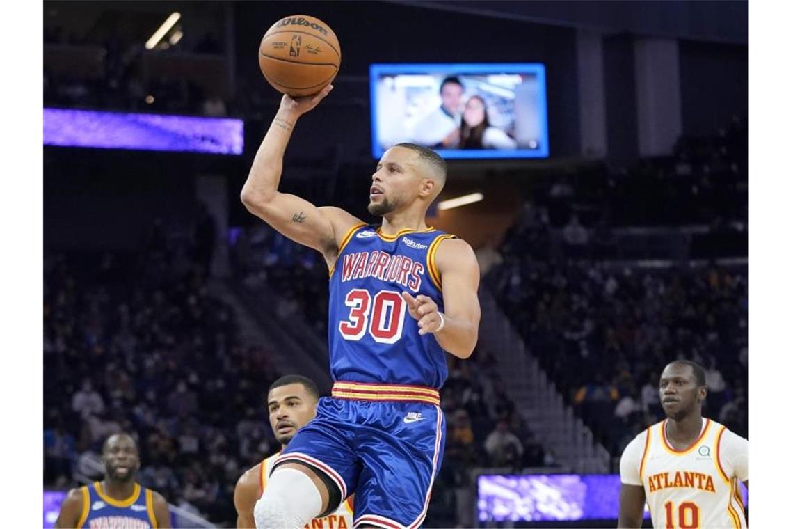 Curry überragt mit 50 Punkten bei Warriors-Sieg gegen Hawks Überragte beim Warriors-Sieg gegen Atlanta: Stephen Curry. Foto: Jeff Chiu/AP/dpa