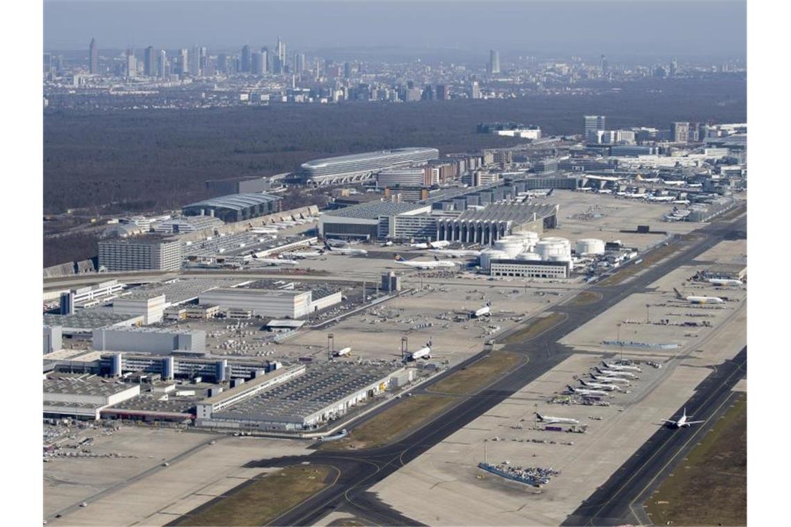 Übersicht über den Flughafen mit der Skyline der Frankfurter Innenstadt im Hintergrund. Foto: Vasco Garcia/dpa