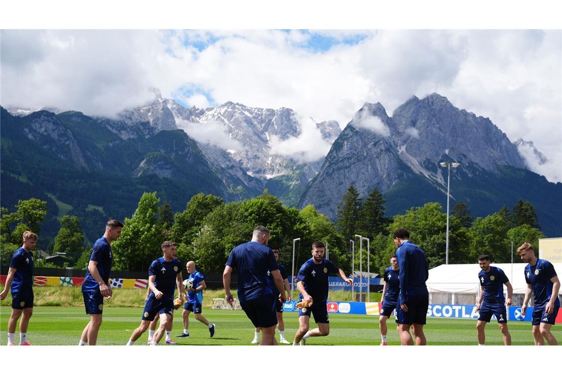 Übung macht den Meister: Die schottische Nationalmannschaft trainiert vor Kulisse des Wettersteingebirges in Garmisch-Partenkirchen für das Gruppenspiel gegen Ungarn.