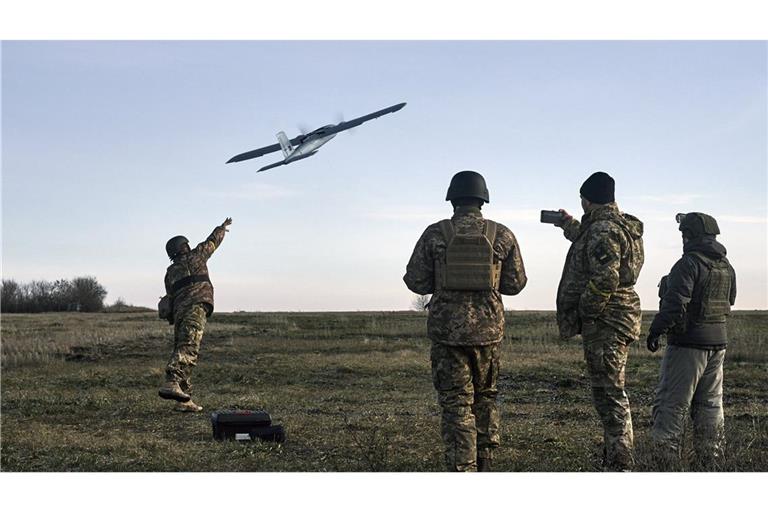 Ukraine, Bachmut: Ukrainische Soldaten starten eine Drohne auf russische Stellungen in der Nähe von Bachmut.