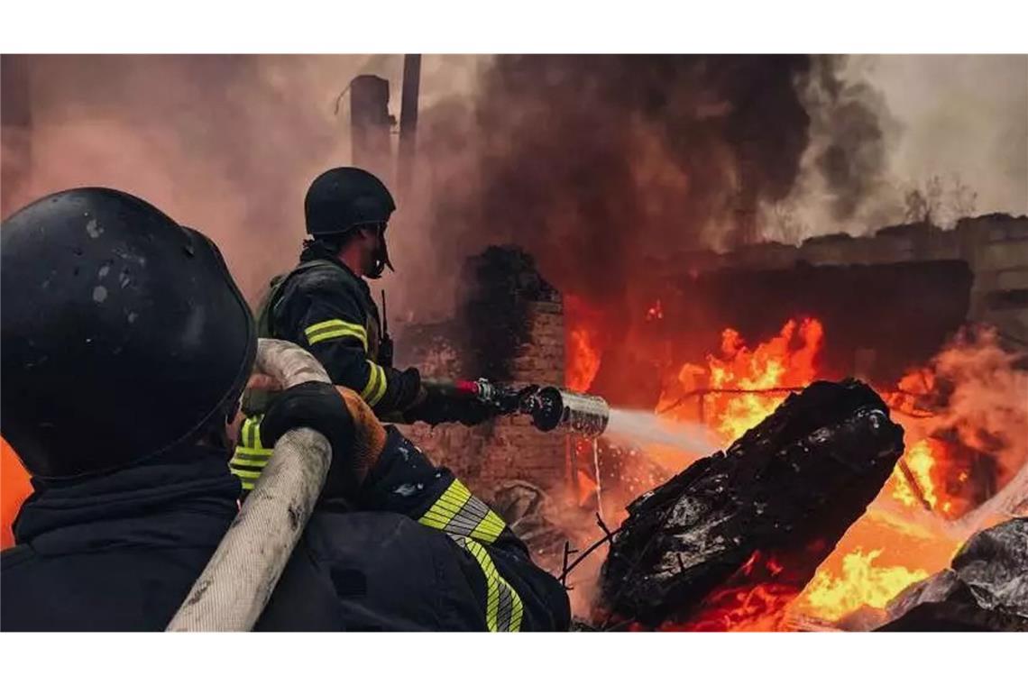 Ukrainische Feuerwehrleute löschen nach einem russischen Drohnenangriff einen Brand in der Hauptstadt Kiew.