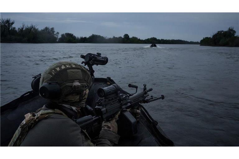 Ukrainische Soldaten auf dem Dnipro nehmen feindliche Stellungen ins Visier. (Archivbild)