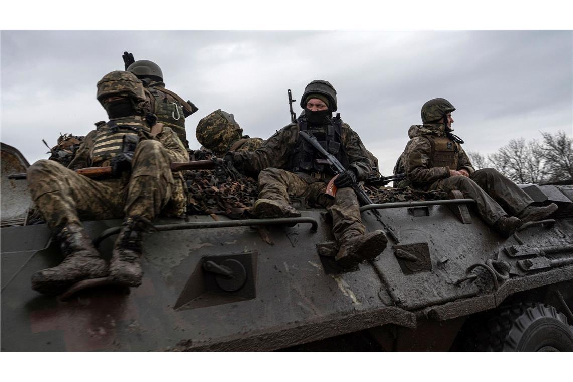 Ukrainische Soldaten auf dem Weg zur Front. (Archivbild)