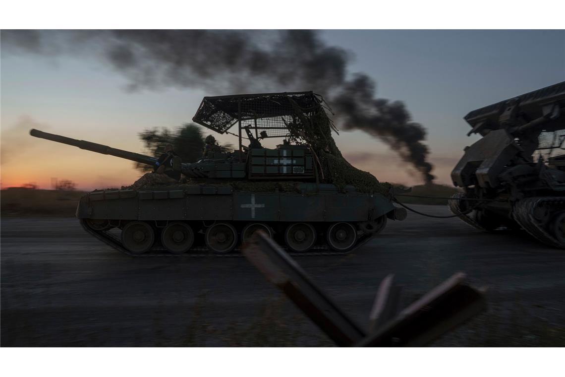 Ukrainische Soldaten auf ihrem Panzer bei Sumy. (Archivbild)