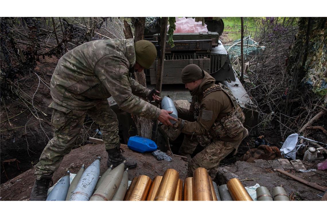 Ukrainische Soldaten bereiten Haubitzengranaten vor.