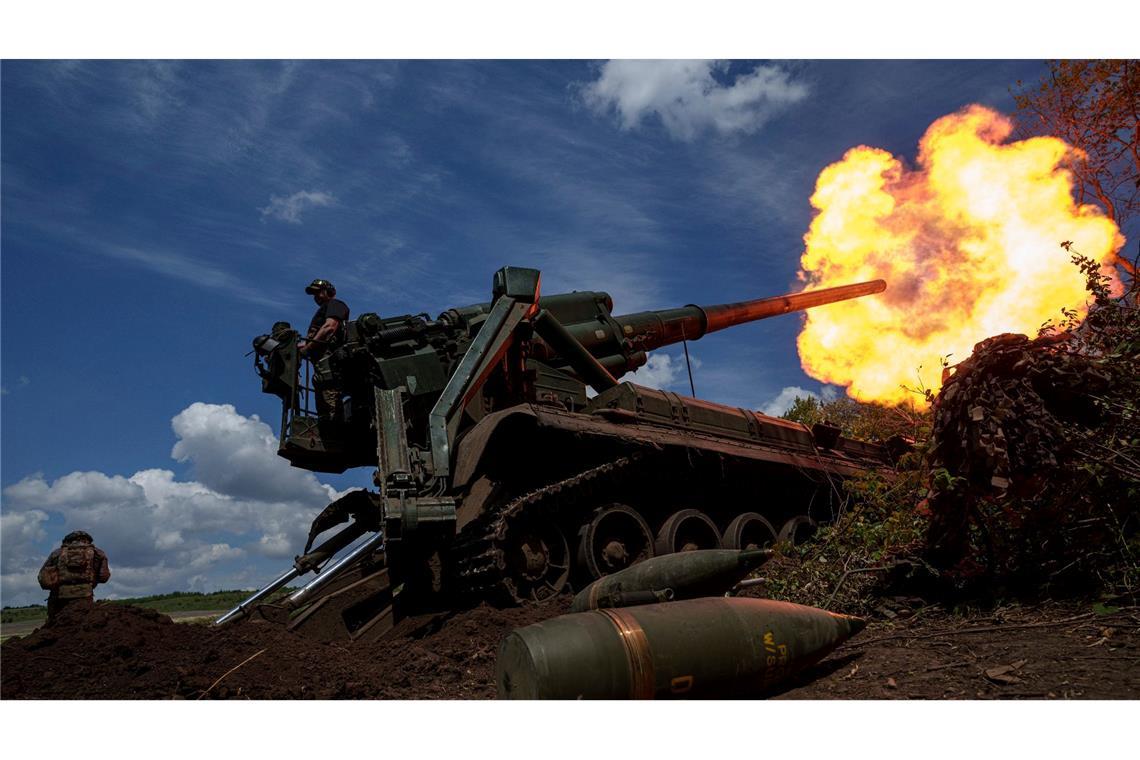 Ukrainische Soldaten der 43. Artilleriebrigade feuern mit einer Panzerhaubitze 2S7 auf russische Stellungen an der Frontlinie in der Region Donezk.