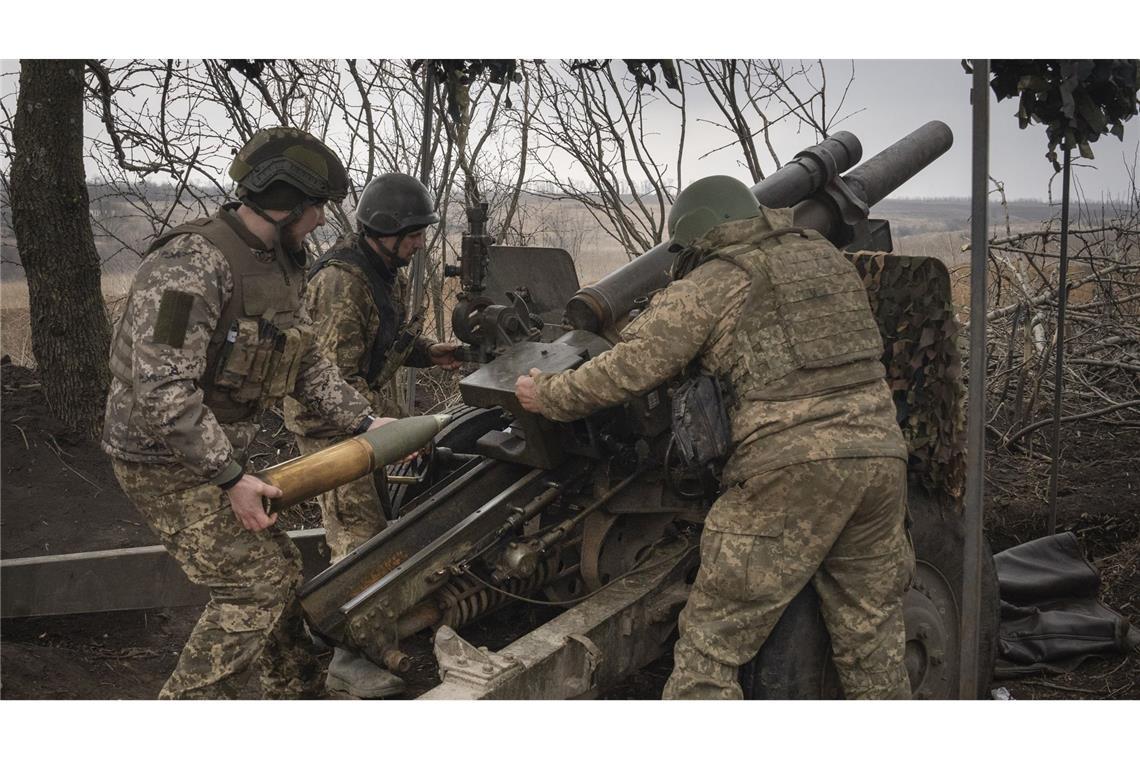 Ukrainische Soldaten  feuern am 22. März eine Haubitze M101 auf russische Stellungen an der Frontlinie.
