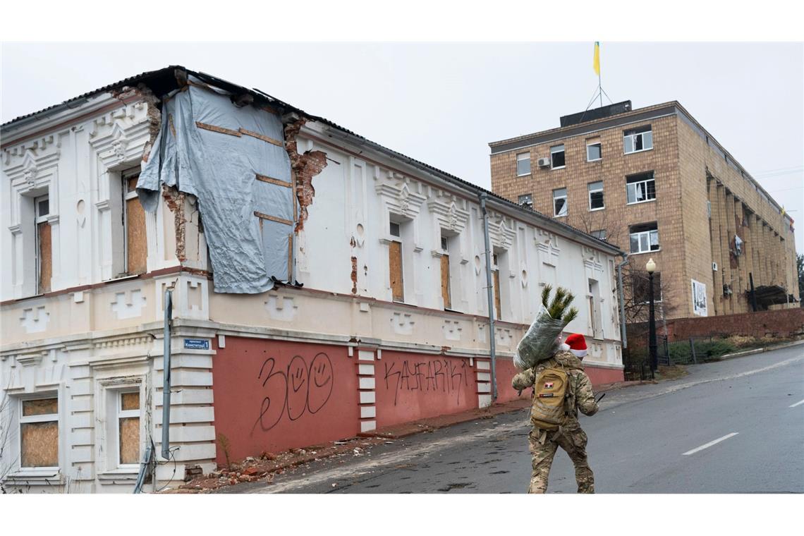 Ukrainischer Soldat bringt Weihnachtsstimmung nach Kupiansk trotz Zerstörung