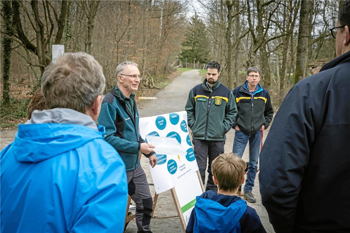 Ulrich Häußermann (Zweiter von links) vom Kreisforstamt erklärt den besorgten Bürgern die Gründe für den Baumhieb. Foto: Alexander Becher