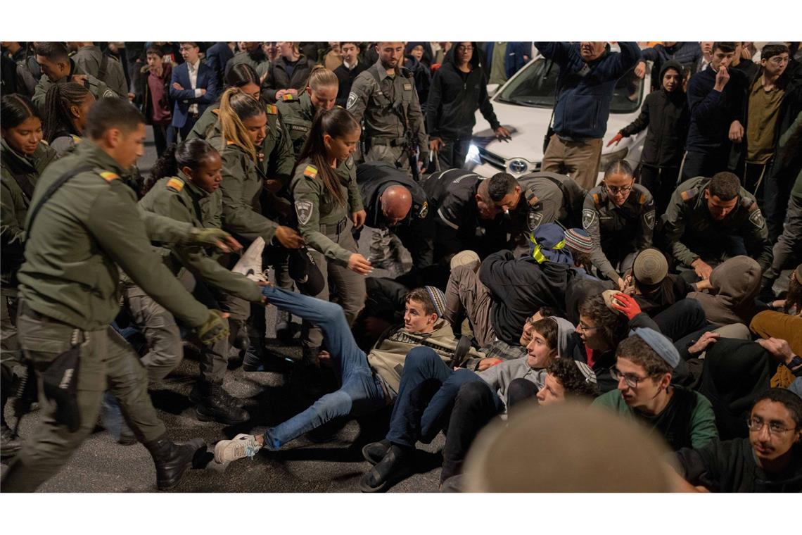 Ultra-Rechte protestierten in Jerusalem mit Sitzblockaden gegen das Waffenruhe-Abkommen.