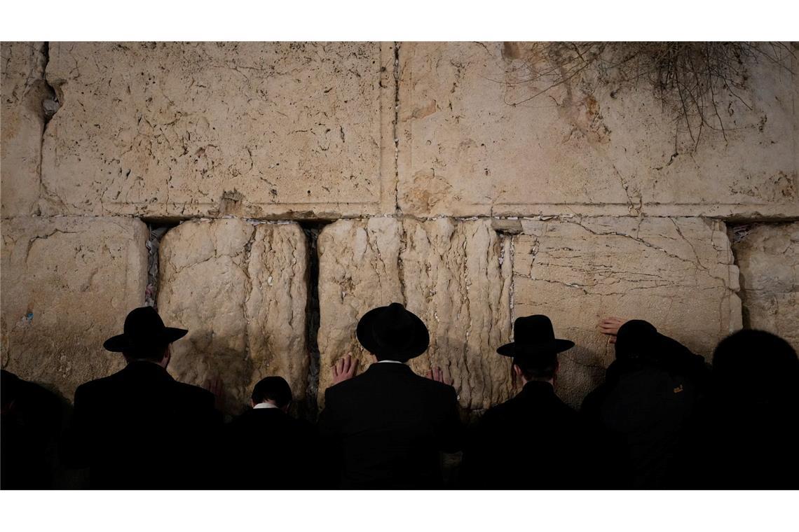 Ultraorthodoxe jüdische Männer beten während des Festes Chanukka der Klagemauer in der Altstadt von Jerusalem.