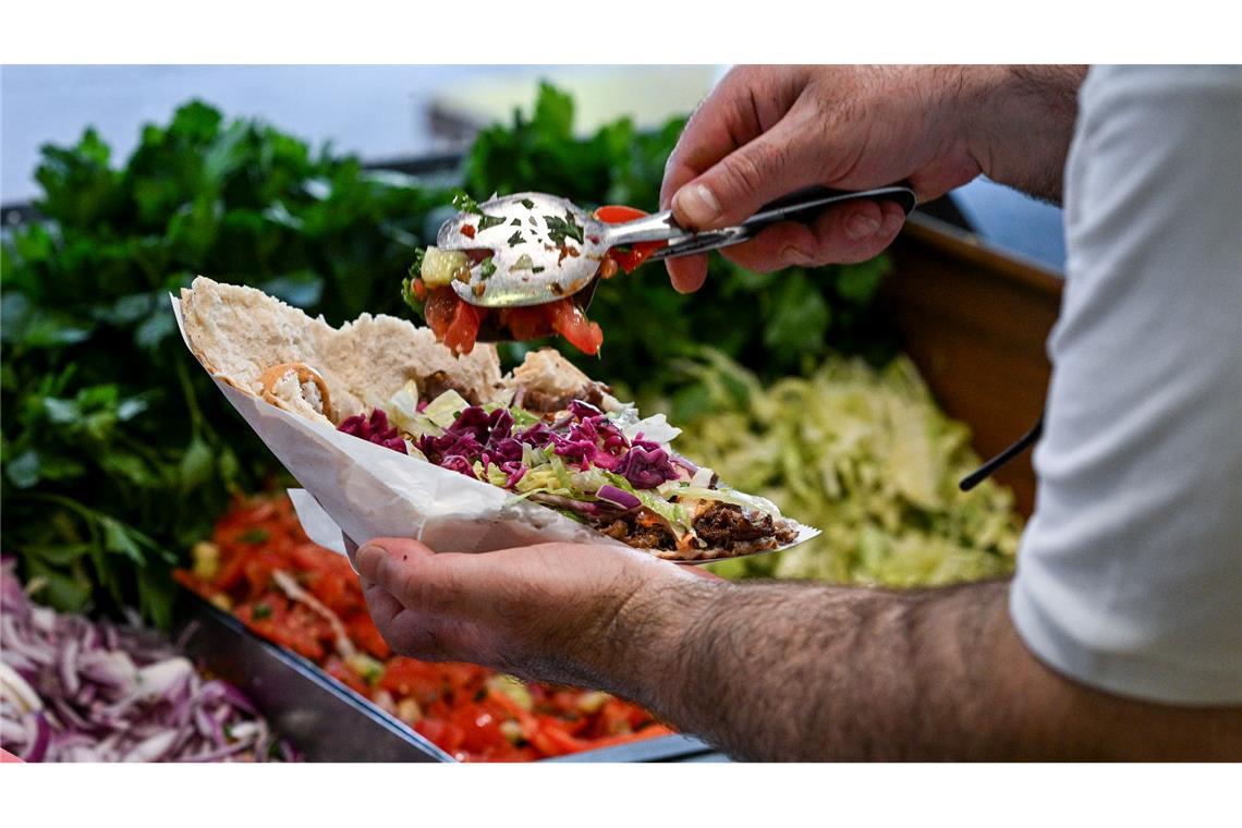 Um den Salat geht's nicht: Nur die Zubereitung des Fleisches will ein türkischer Verband schützen. (Archivbild)