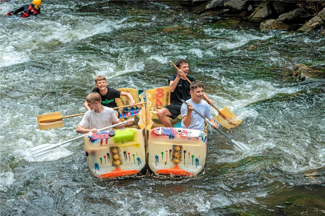 Um kurz nach 14 Uhr erreicht das erste Boot das Wehr am Finanzamt.