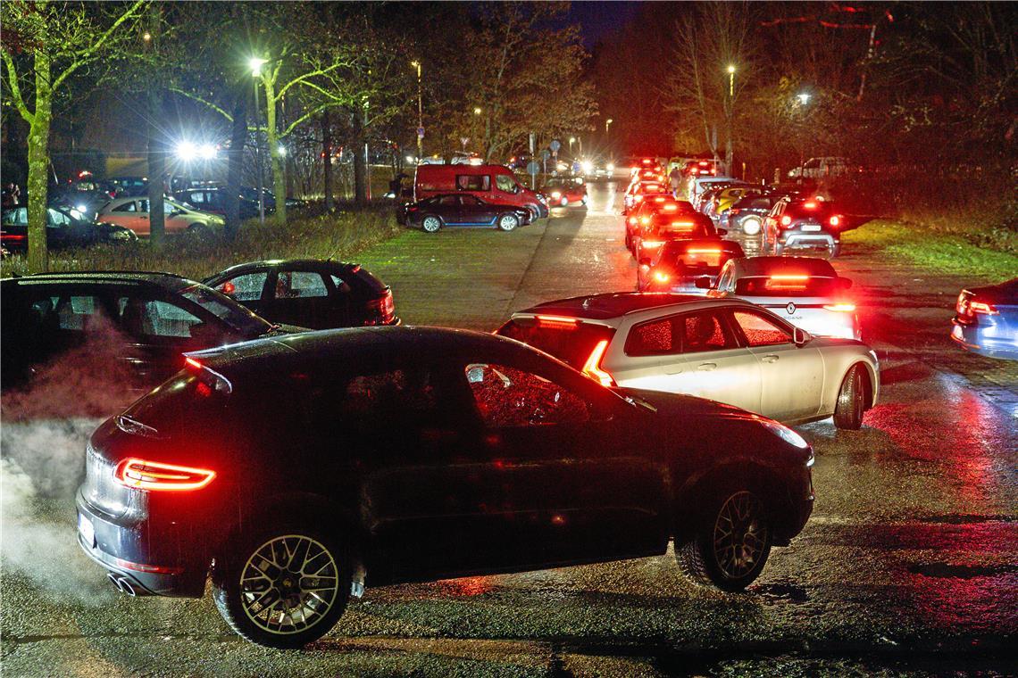 Um kurz nach 7 Uhr am Dienstagmorgen herrscht auf dem Parkplatz des Bildungszentrums in Cottenweiler Hochbetrieb. Aufgrund des angekündigten Busstreiks bringen viele Eltern ihre Kinder lieber mit dem Auto zur Schule. Fotos: Alexander Becher