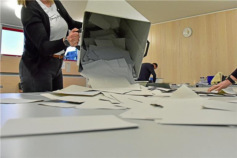 Um Punkt 18 Uhr beginnt wie hier im Backnanger Feuerwehrgerätehaus die Stimmauszählung. Foto: Tobias Sellmaier