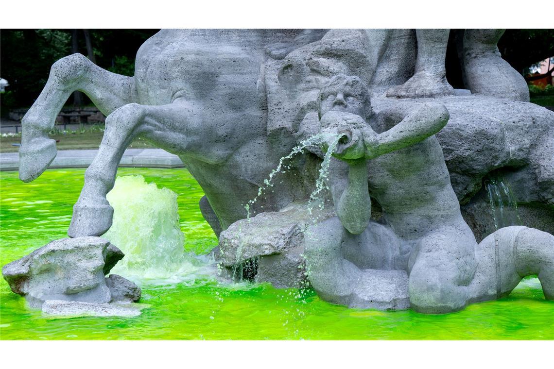 Umweltaktivisten haben bei mehreren Brunnen in München das Wasser grün gefärbt. Mit der Aktion will die Gruppe "Extinction Rebellion" vor allem auf das Insektensterben aufmerksam machen und gegen die Umweltpolitik der bayerischen Staatsregierung protestieren.