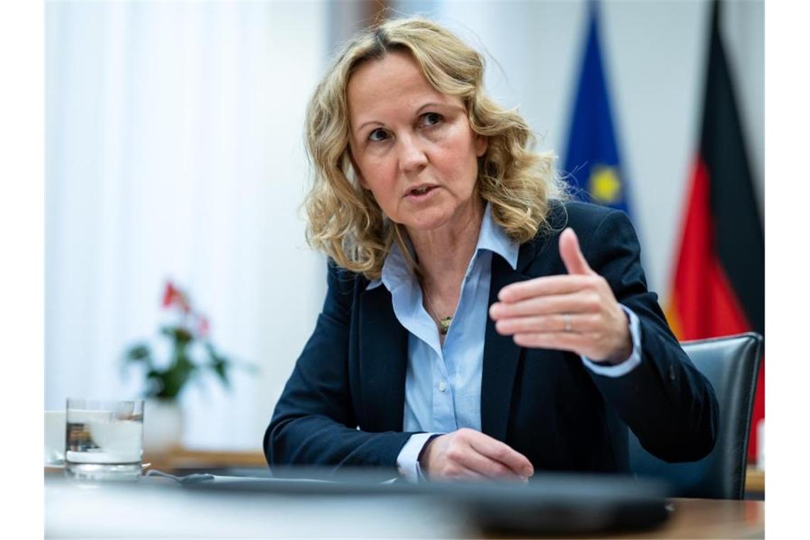 Lemke stimmt Bauern auf Kurswechsel ein Umweltministerin Steffi Lemke stimmt die Landwirte auf einen radikalen Kurswechsel ein. Foto: Bernd von Jutrczenka/dpa