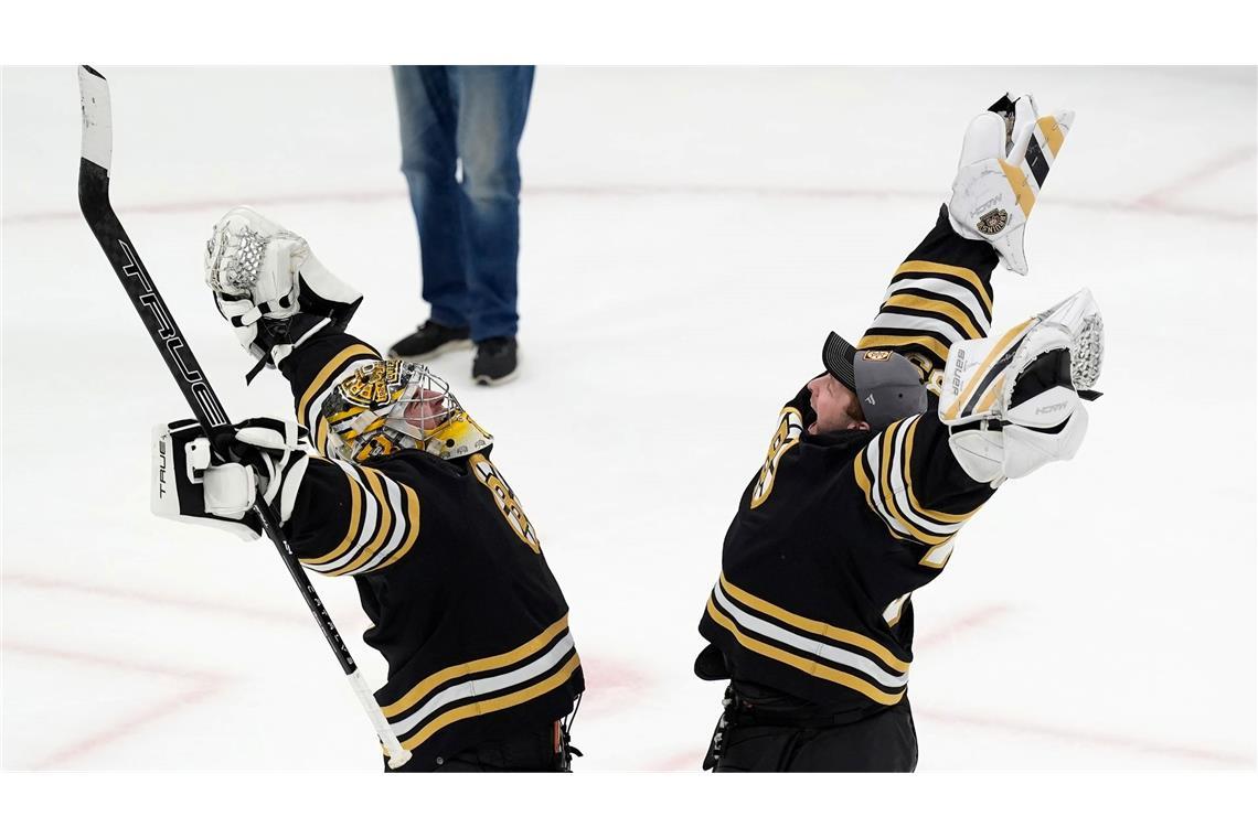 Unbändige Freude: Jeremy Swayman (l) und Linus Ullmark von den Boston Bruins feiern den Sieg ihres Teams über die Toronto Maple Leafs