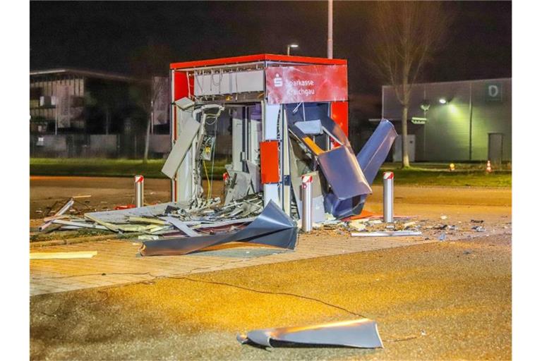 Unbekannte haben einen Geldautomaten gesprengt. Foto: Fabian Geier/Einsatz-Report24/dpa/Archivbild