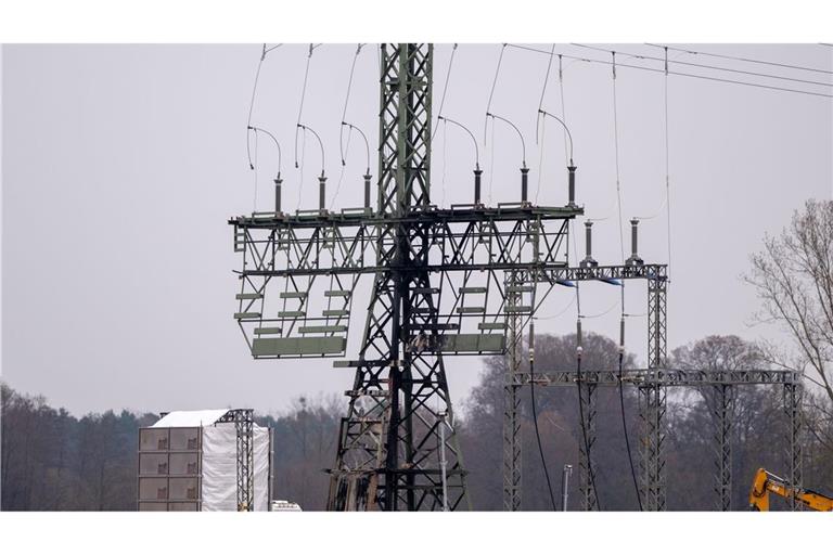 Unbekannte Täter hatten auf einem Feld Feuer an dem frei zugänglichen Strommast gelegt, der auch für die Versorgung der Autofabrik zuständig ist. Die linksextreme "Vulkangruppe" hatte erklärt, sie sei für den Anschlag verantwortlich.