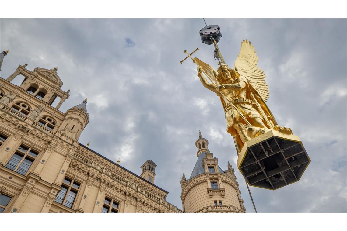 Und ein Engel fliegt vorüber: Die Figur des Erzengels Michael wird nach de Restaurierung per Kran auf die Kuppel des Schweriner Schlosses gebracht, um von dort aus wieder über das Schloss "zu wachen".