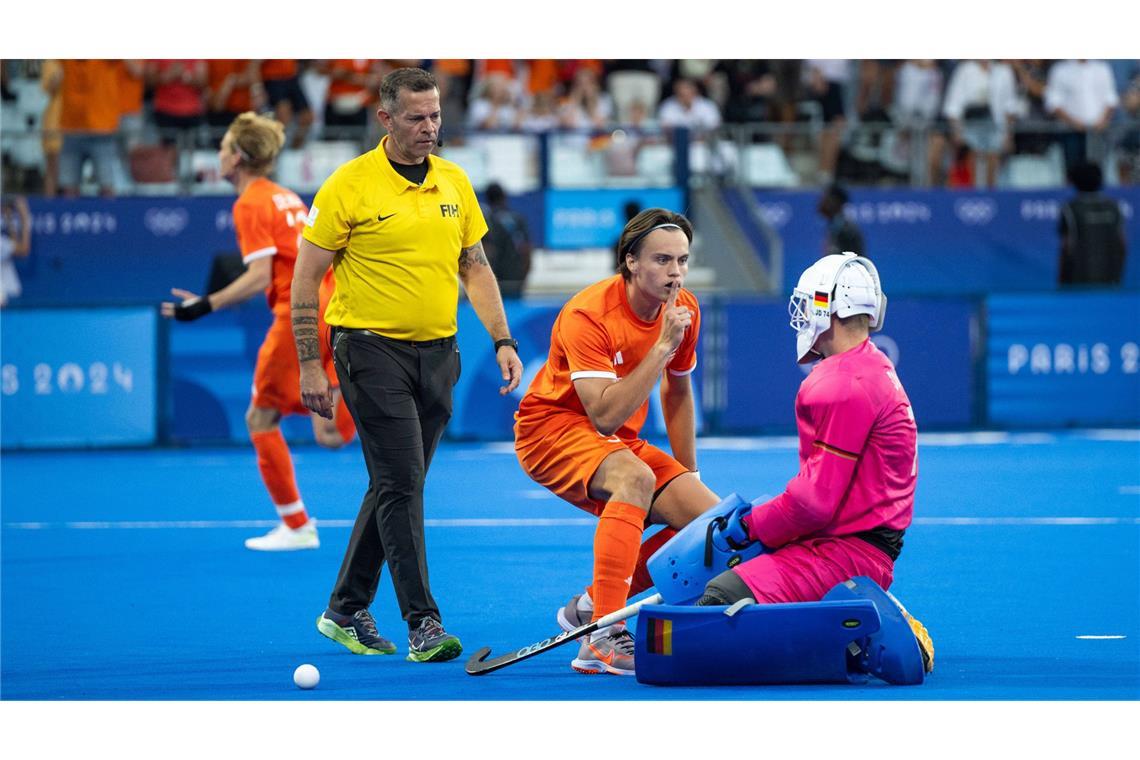 Unfaire Szene nach der Entscheidung im Hockey-Finale. Der Niederländer Duco Telgenkamp jubelt provokant vor dem deutschen Torhüter Jean-Paul Danneberg.