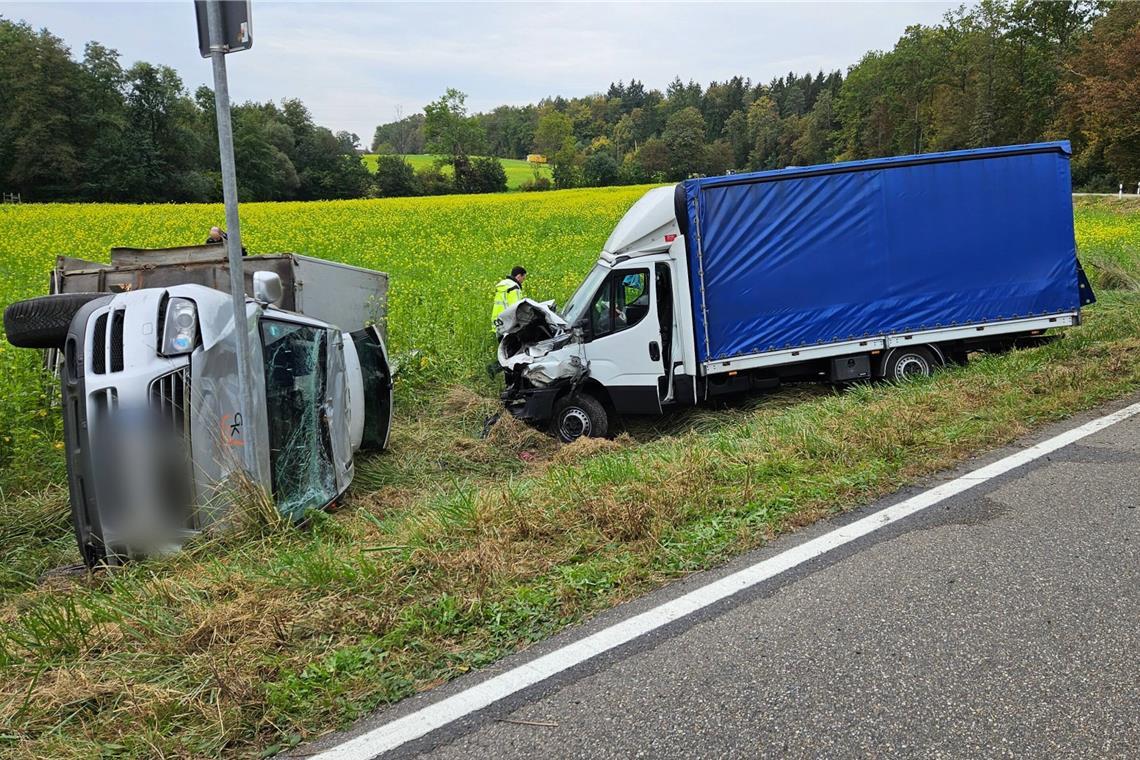 Unfall an der Kreuzung Richtung Forsthof: Ein Auto mit Anhänger fliegt in den Acker. Foto: Kevin Lermer/7aktuell.de