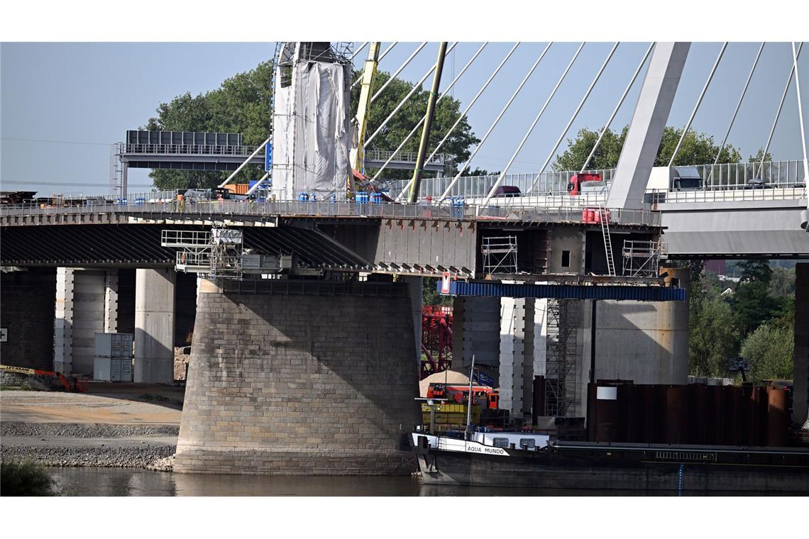 Unfall an Leverkusener Brücke: Ein Toter und sechs Verletzte