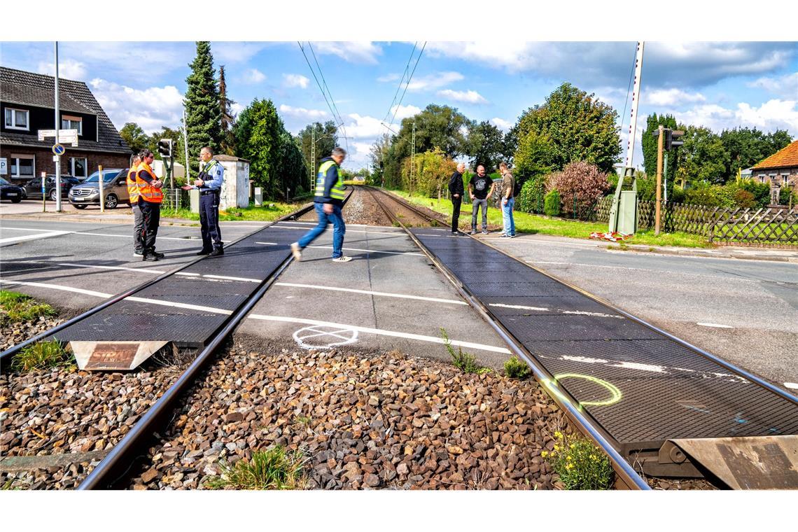 Unfall auf dem Weg zur Schule: Eine 14-Jährige starb an einem Bahnübergang