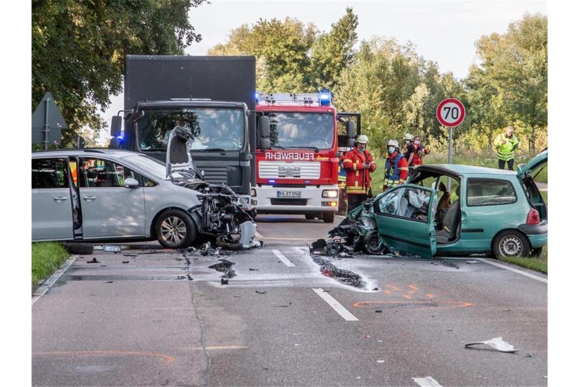 Unfallstelle auf der Landstraße zwischen Malsch und Ettlingen bei Karlsruhe wo ein Motorradfahrer erst in einem Twingo gerast ist und dieser danach in den Gegenverkehr geriet. Foto: Aaron Klewer/Einsatz-Report24/dpa