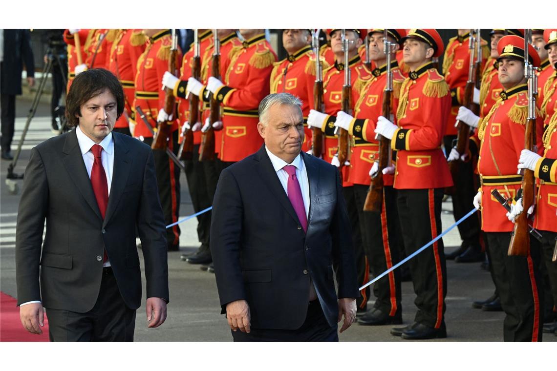 Ungarns Ministerpräsident Orban bei einer Willkommenszeremonie mit dem gewählten georgischen Präsidenten Irakli Kobachidse.