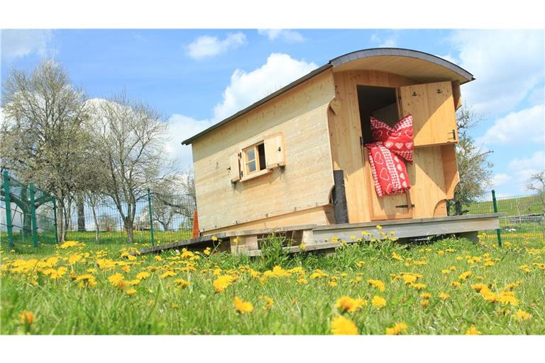 Ungewöhnliche Ferien in Baden-Württemberg. Im Bild ein Schäferwagen des Ferienhofs Hirschfeld.