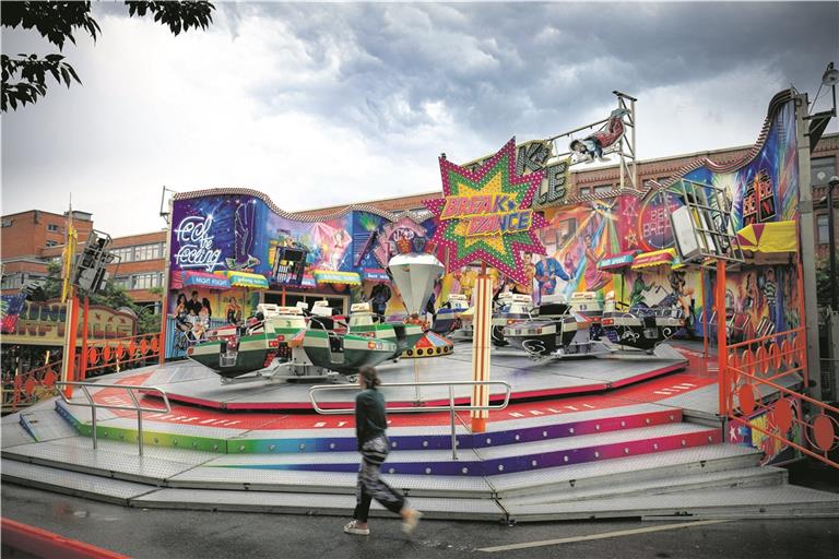 Unheilvolle Wolken statt Festbetrieb: Der Rummel musste erst einmal pausieren. Foto: A. Becher