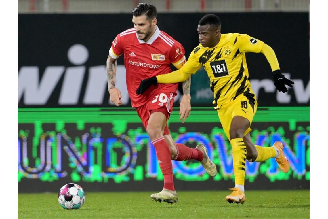 BVB-Stars brauchen „Feuer unterm Hintern“ Unions Christopher Trimmel (l) gegen Youssoufa Moukoko von Dortmund. Foto: Soeren Stache/dpa-Zentralbild/dpa