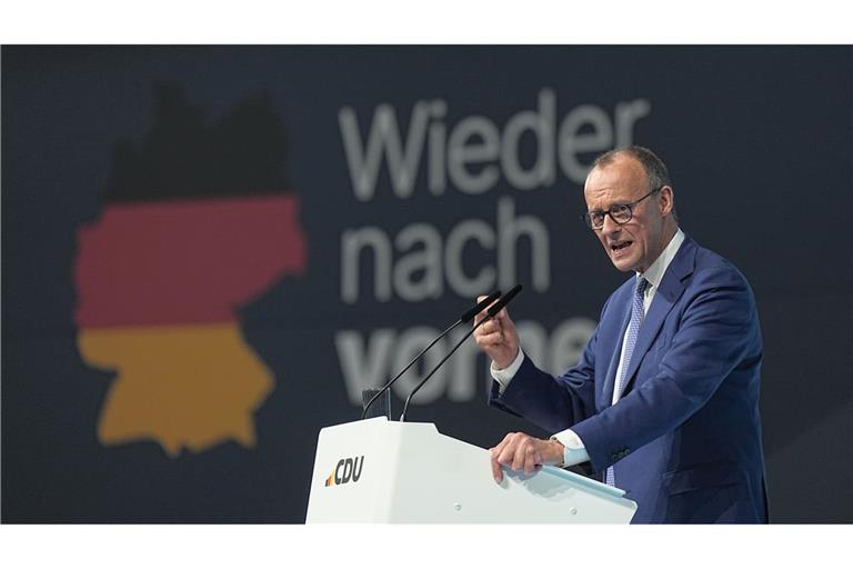 Unionskanzlerkandidat Friedrich Merz kämpft mit dem Verdacht, es könne nach der Wahl eine schwarz-blaue Zusammenarbeit geben. Am Rande des Parteitags gibt es Proteste. Drinnen gibt Merz ein klares Versprechen.