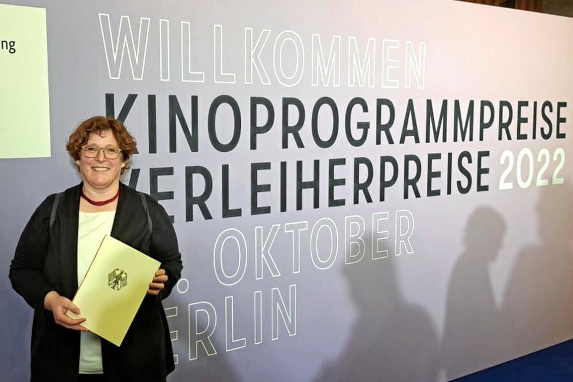 Universum-Betreiberin Annegret Eppler nimmt stolz den Preis in Berlin entgegen. Foto: privat