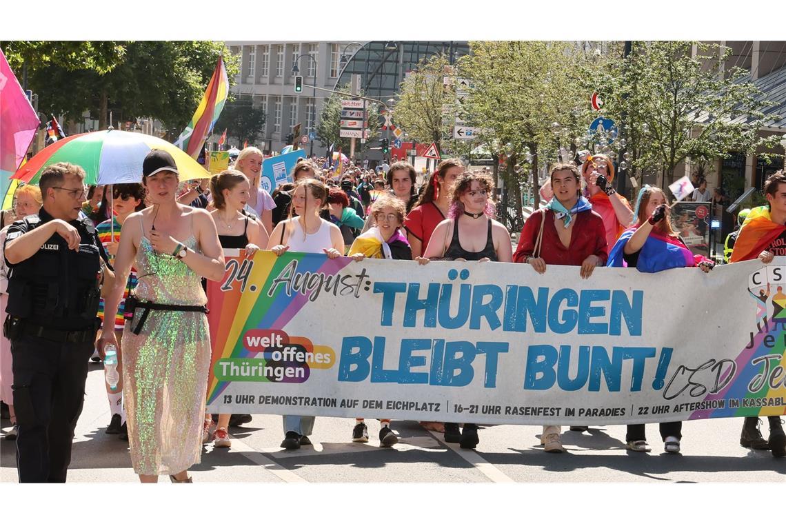 Unter dem Motto "Thüringen bleibt bunt!" gingen viele Menschen beim CSD auf die Straße.