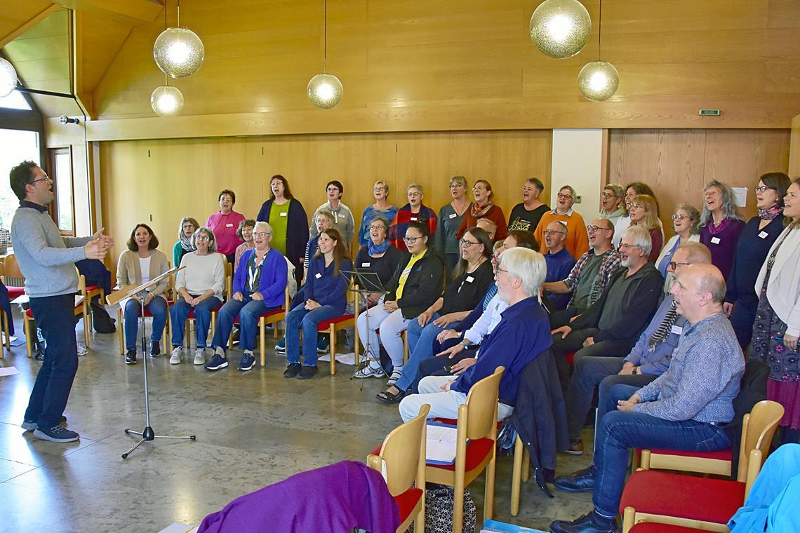 Unter der Leitung von Jochen Ferber (links) singt der Gospelchor in Oppenweiler. Foto: Tobias Sellmaier