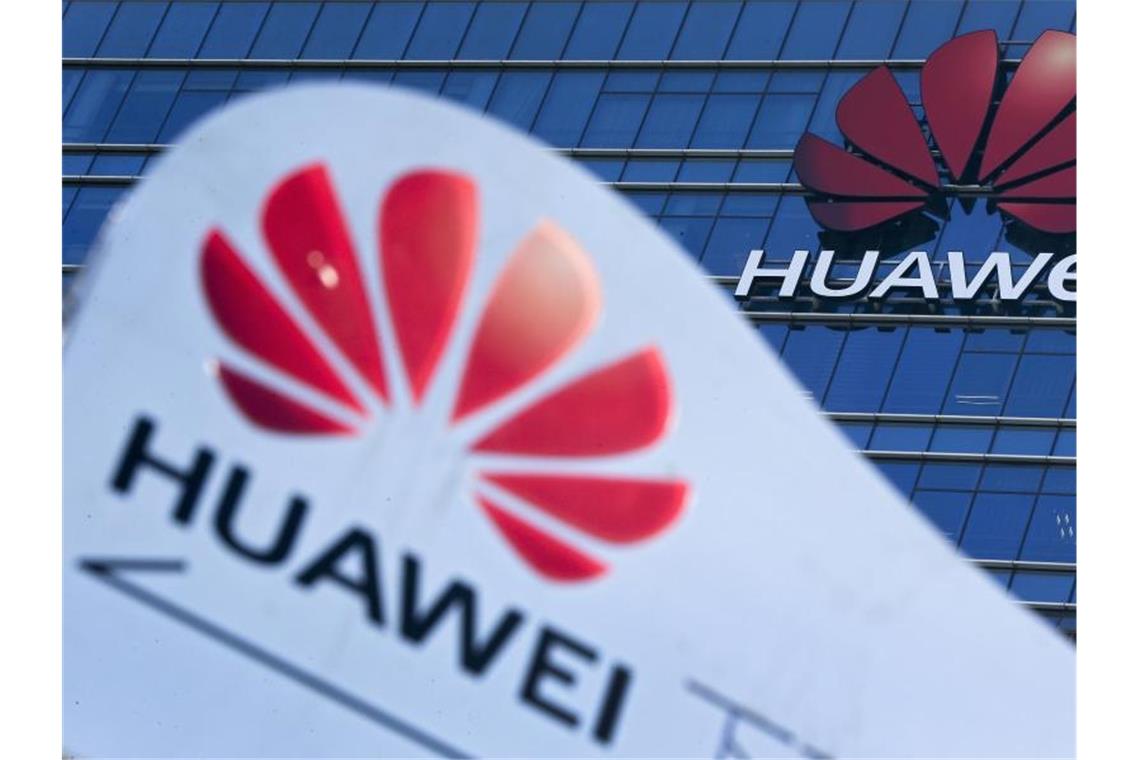 Seehofer: 5G-Netz ohne Huawei kurzfristig wohl nicht machbar Unter Spionageverdacht: Der chinesische Telekomausrüster Huawei. Foto: Andy Wong/AP/dpa