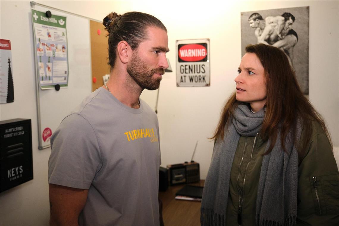 „Unter uns“, Folge vom 20.1.2025: Um seine Freundin zu beschützen, begibt Henry (Maxim Agne) sich selbst in Gefahr. Rechts Daniela (Dilara Braun).