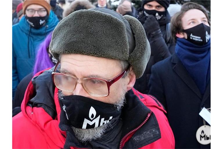 Unterstützer der Menschenrechtsgruppe Memorial versammeln sich vor dem Moskauer Gericht. Foto: Alexander Zemlianichenko/AP/dpa/Archiv