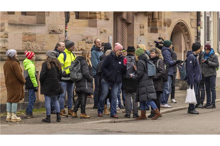 Unterstützer des Domkapellmeisters Boris Böhmann protestierten gegen dessen Entlassung vor dem Gebäude des Erzbischöflichen Ordinariats in Freiburg. (Archivbild)