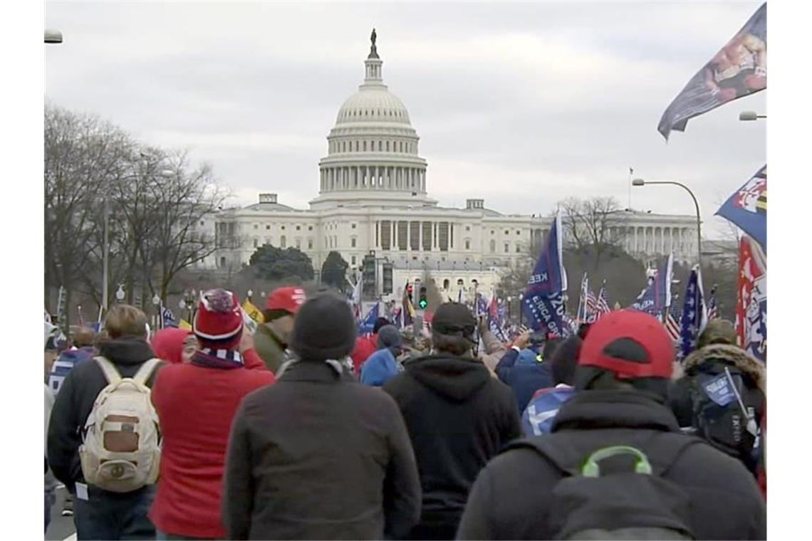 Kapitol-Jahrestag: Biden macht Trump verantwortlich Unterstützer des ehemaligen Präsidenten Donald Trump bei den Protesten am 6. Januar 2021 vor dem Kapitol. Foto: ARTE G.E.I.E./obs/dpa