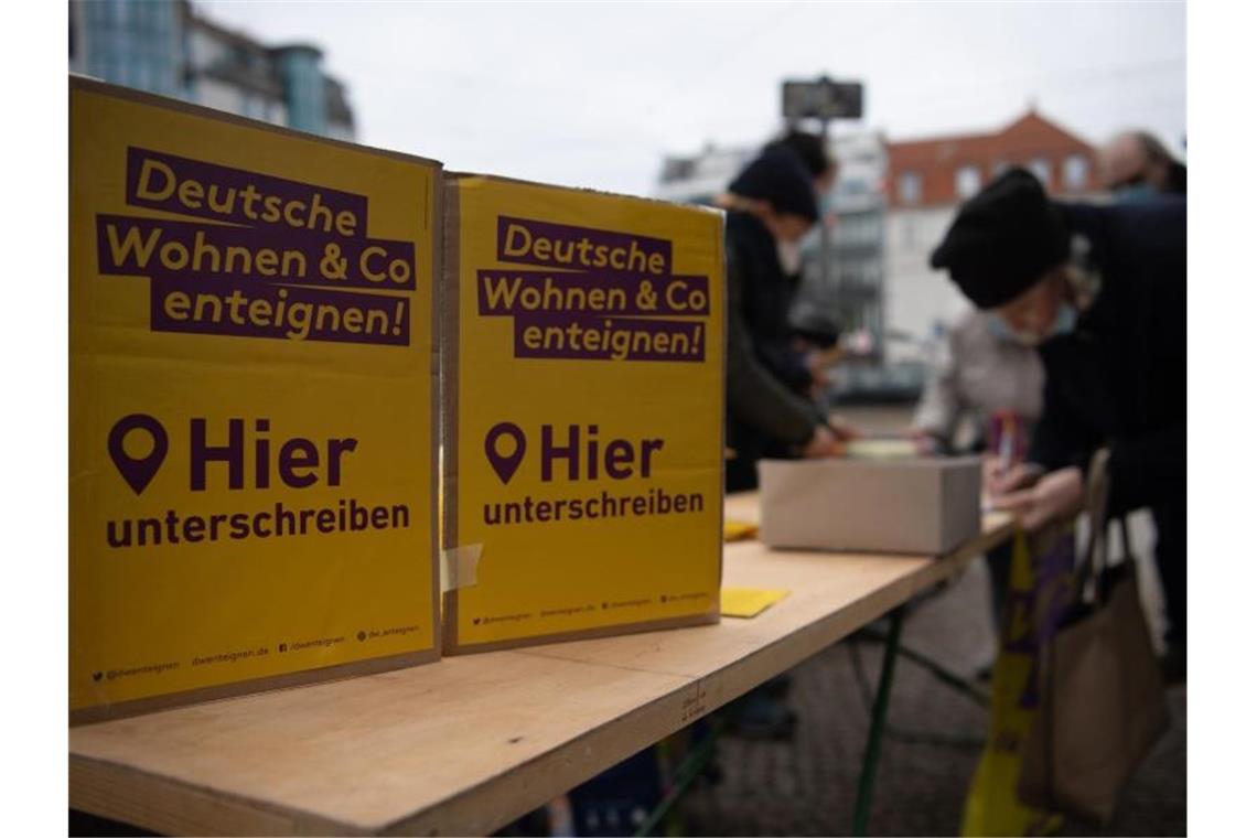 Berliner Grüne sagen „Ja“ zu Wohnkonzern-Enteignungen Unterstützer und Mitglieder der Initiative "Deutsche Wohnen & Co enteignen" sammeln Unterschriften. Foto: Paul Zinken/dpa