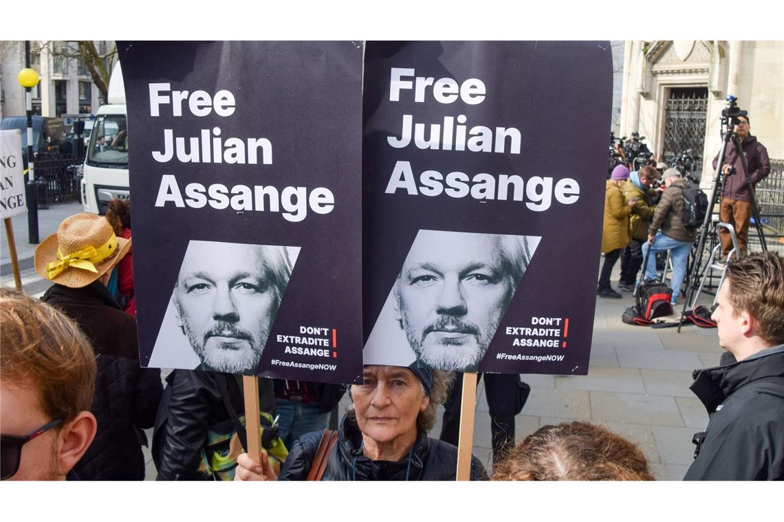 Unterstützer von Julian Assange vor dem Londoner High Court.