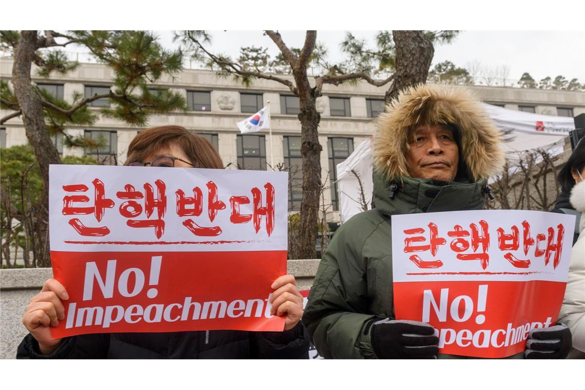 Unterstützer von Yoon Suk Yeol hatten sich am Donnerstag vor dem Verfassungsgericht in Seoul versammelt.