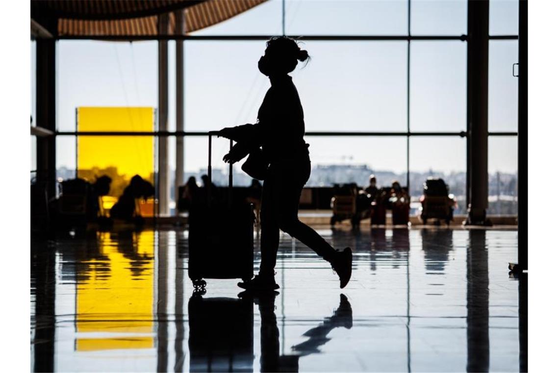 Spanien, Großbritannien und USA von Corona-Risikoliste Unterwegs mit dem Koffer durch das Terminal 4 des Flughafens Adolfo Suárez Madrid-Barajas. Foto: Alejandro Martínez Vélez/EUROPA PRESS/dpa