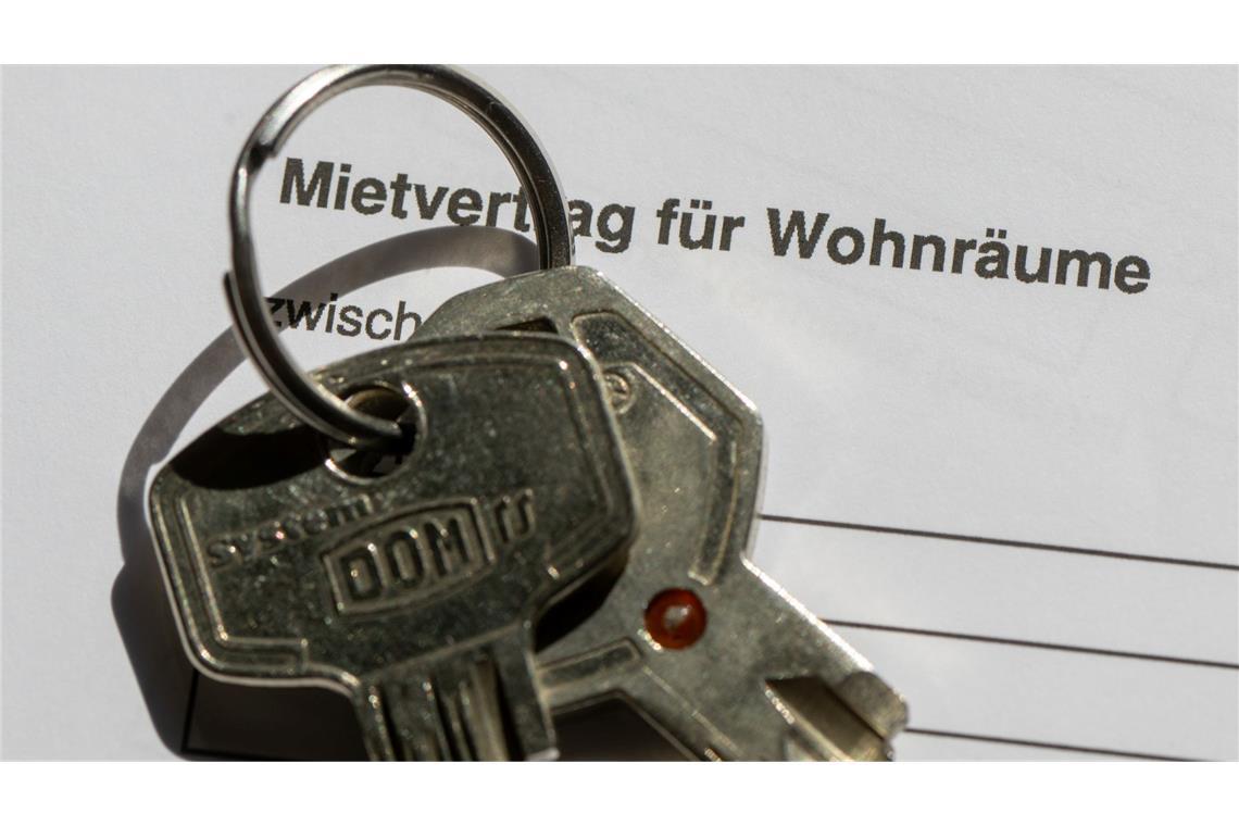 Unterzeichnung und Schlüsselübergabe sind der letzte Schritt - vorher haben viele monatelang nach einer passenden Wohnung gesucht.